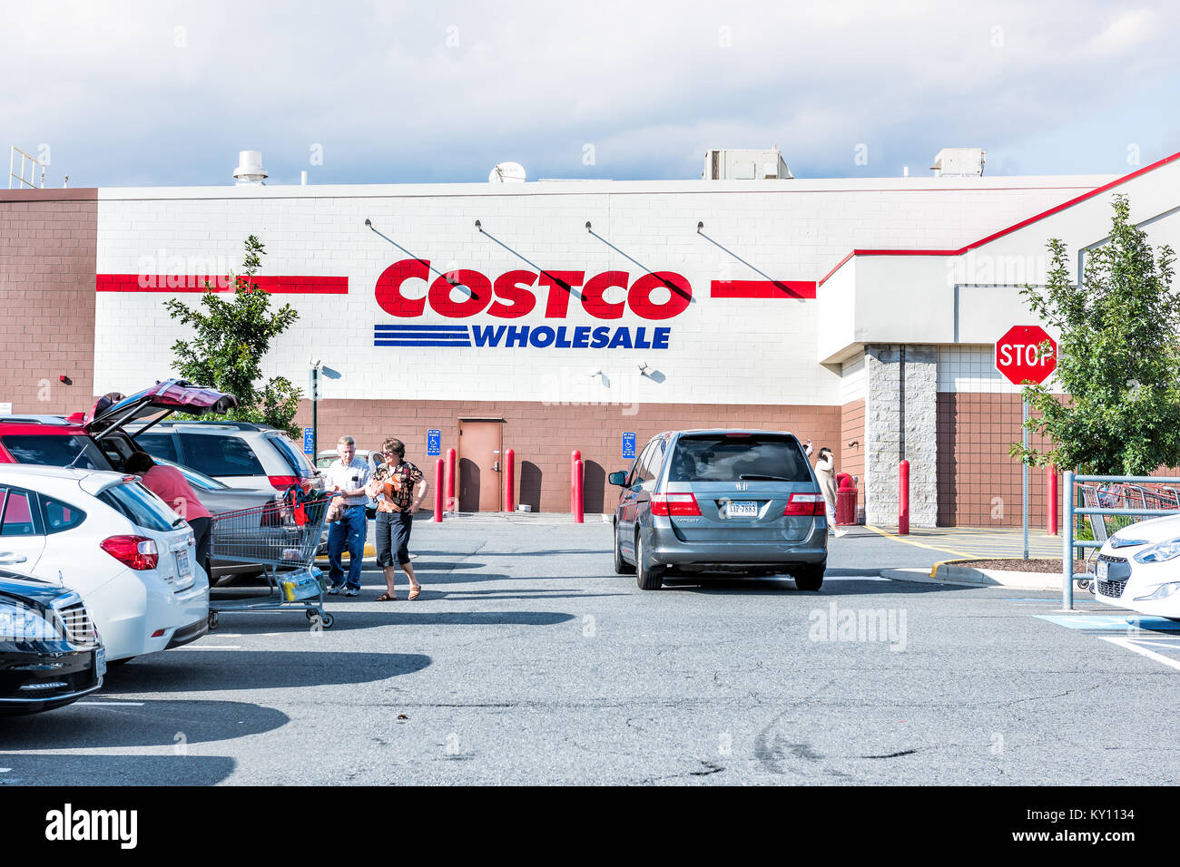 Fairfax, USA - September 8, 2017: Menschen mit Einkaufswagen mit Lebensmitteln gefüllt waren, Produkte zu Fuß aus Costco store in Virginia in Parkplatz Stockfoto