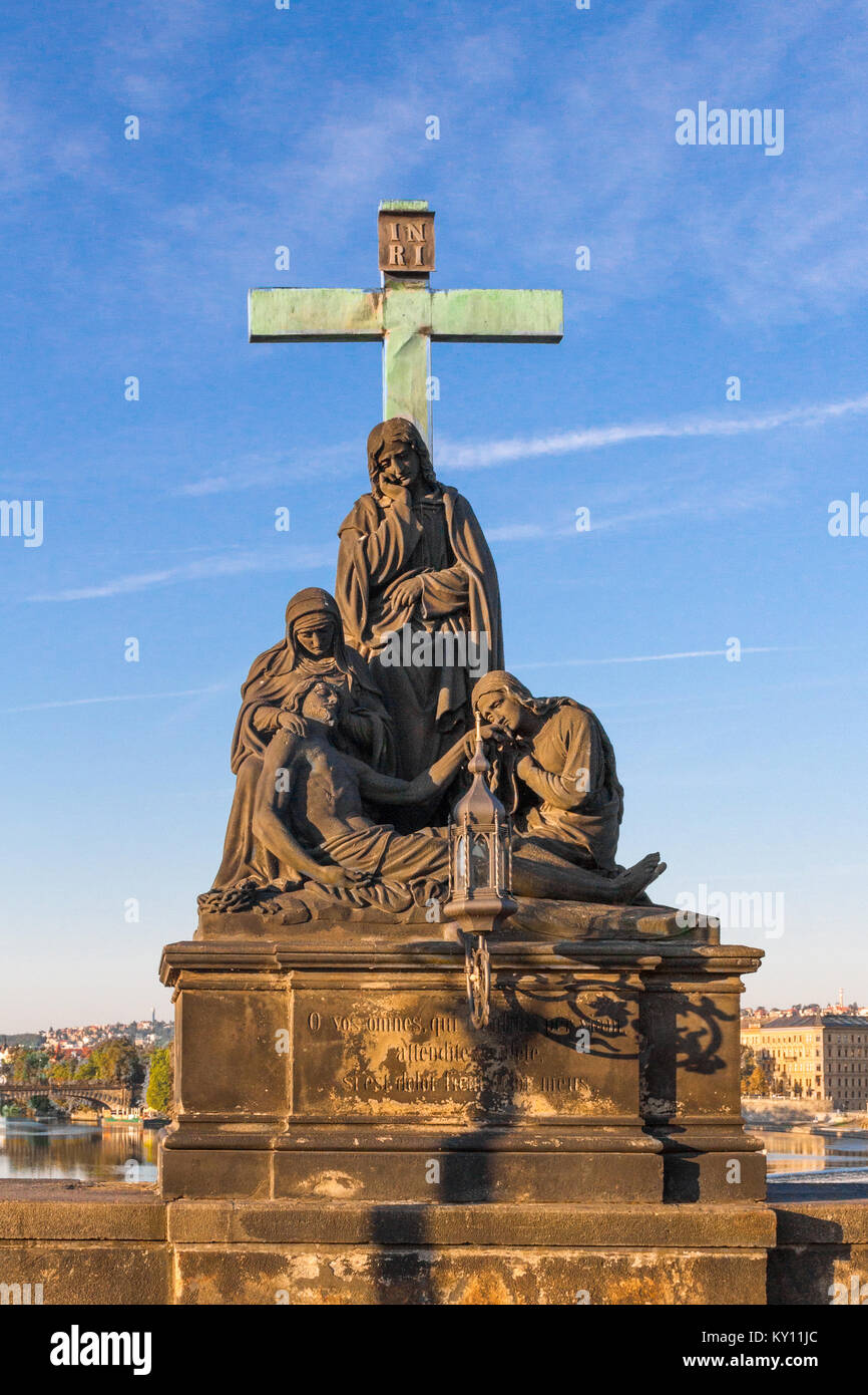 Religiöse Statue auf der Karlsbrücke Prag Stockfoto