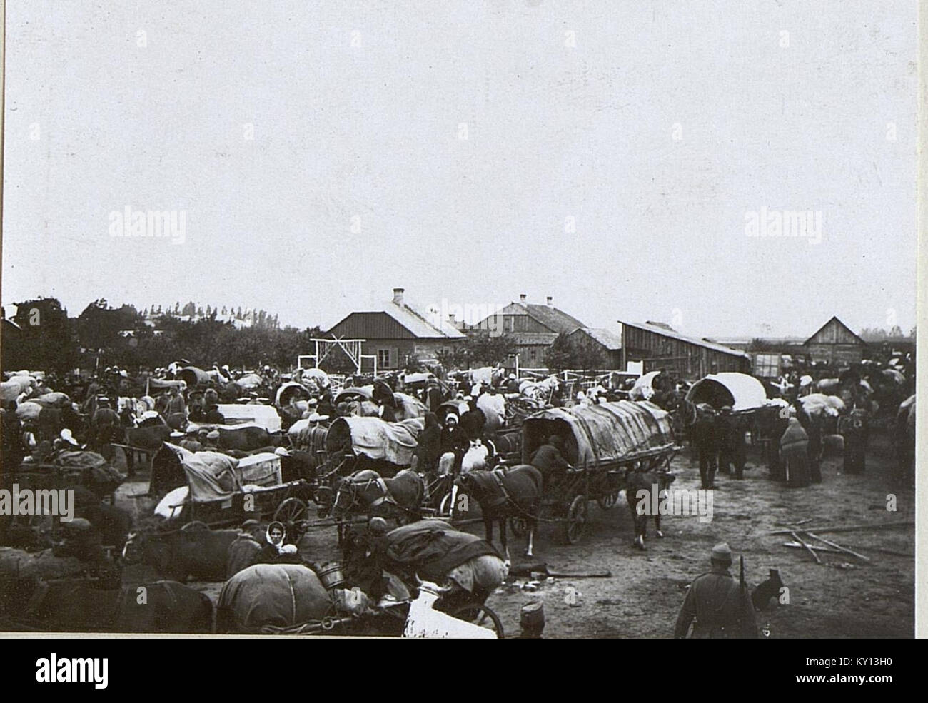 Das Bild „Flüchtlinge“ zeigt eine historische Szene, die sich auf Flüchtlinge konzentriert und die menschliche Erfahrung von Vertreibung und Migration während einer Konfliktphase zeigt. Stockfoto