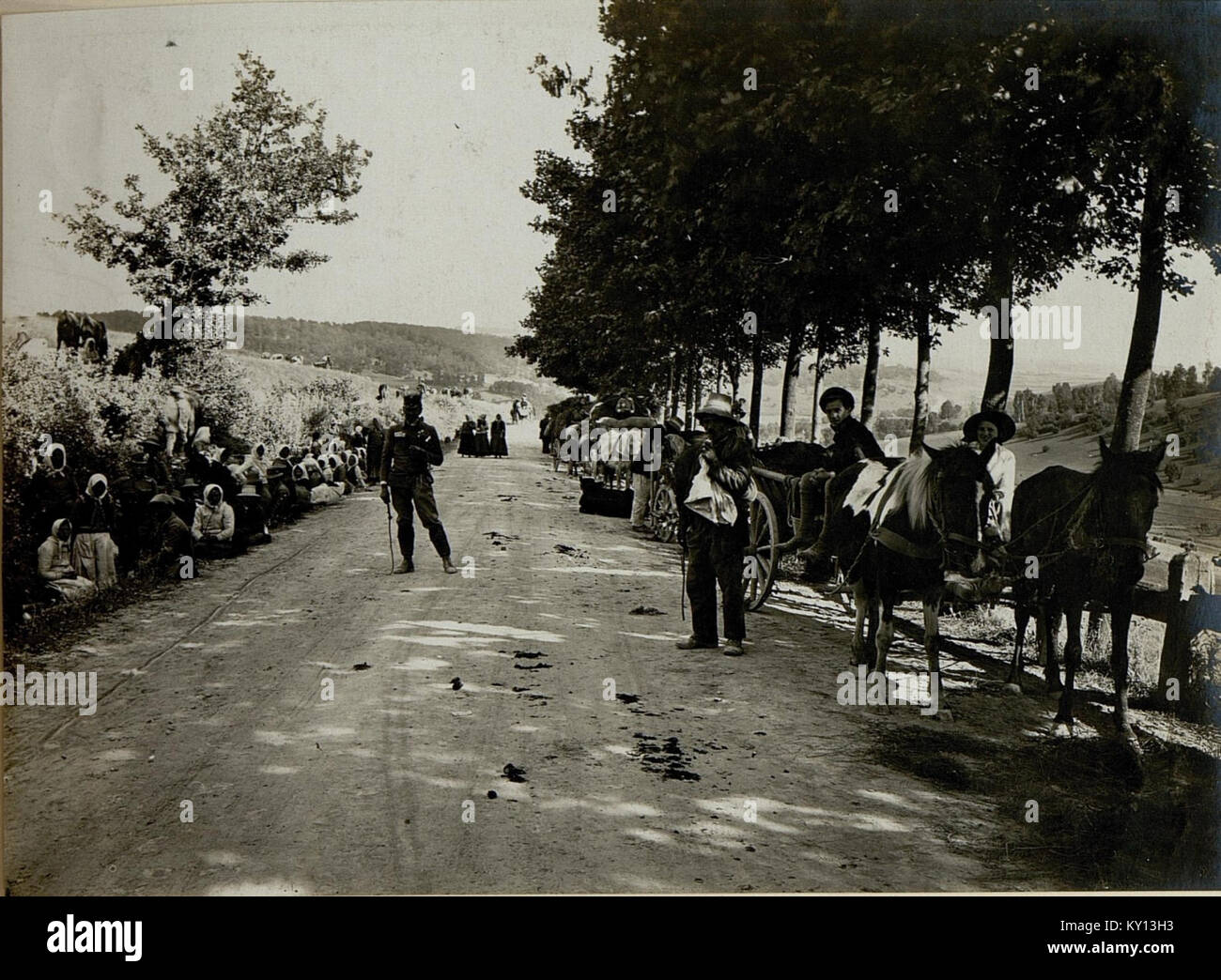 Ein historisches Foto, das Flüchtlinge auf der Straße bei Podwiesoky während einer Kriegsvertreibung zeigt. Das Bild dokumentiert die zivile Bewegung und die menschlichen Auswirkungen von Konflikten in der Region. Stockfoto