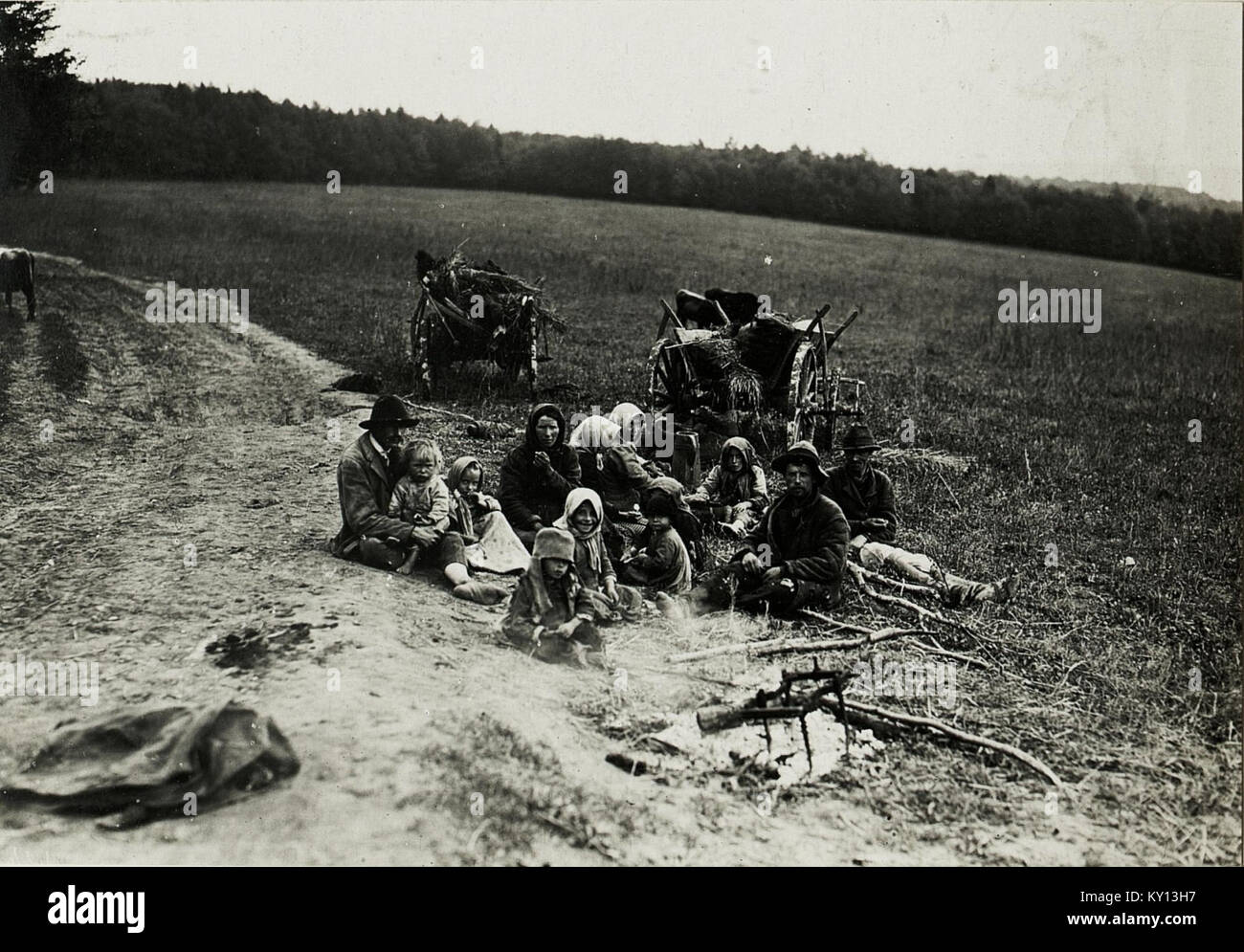 Ein historisches Foto, das Flüchtlinge aus Ostgalicien während oder nach dem Ersten Weltkrieg zeigt und Vertreibung, Not und Migration in Osteuropa dokumentiert. Stockfoto