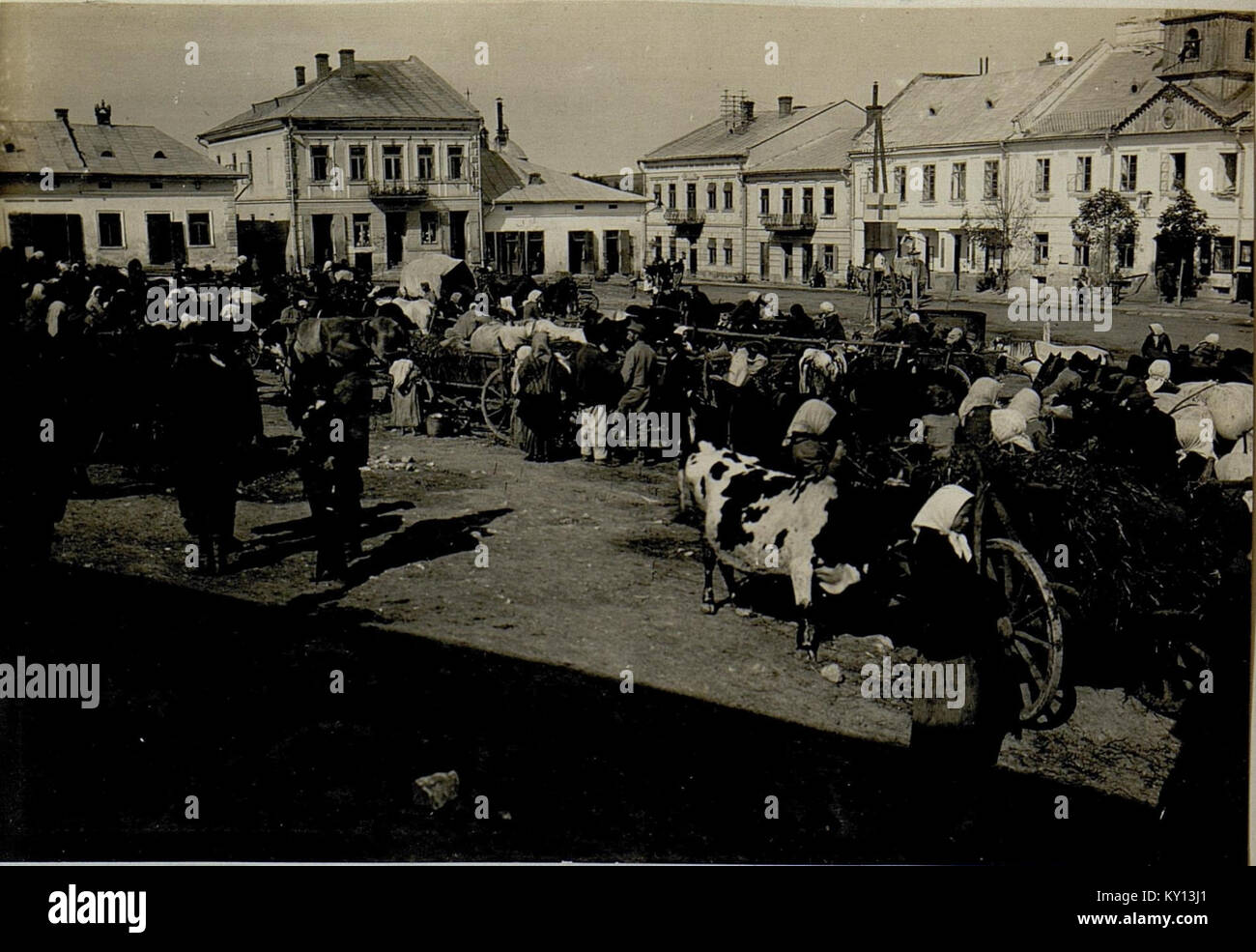 Dieses historische Bild zeigt Flüchtlinge in Podhajce, Ukraine, während einer Zeit des Konflikts. Die Fotografie erfasst die Auswirkungen von Migration und Vertreibung in Osteuropa während des frühen 20. Jahrhunderts. Stockfoto