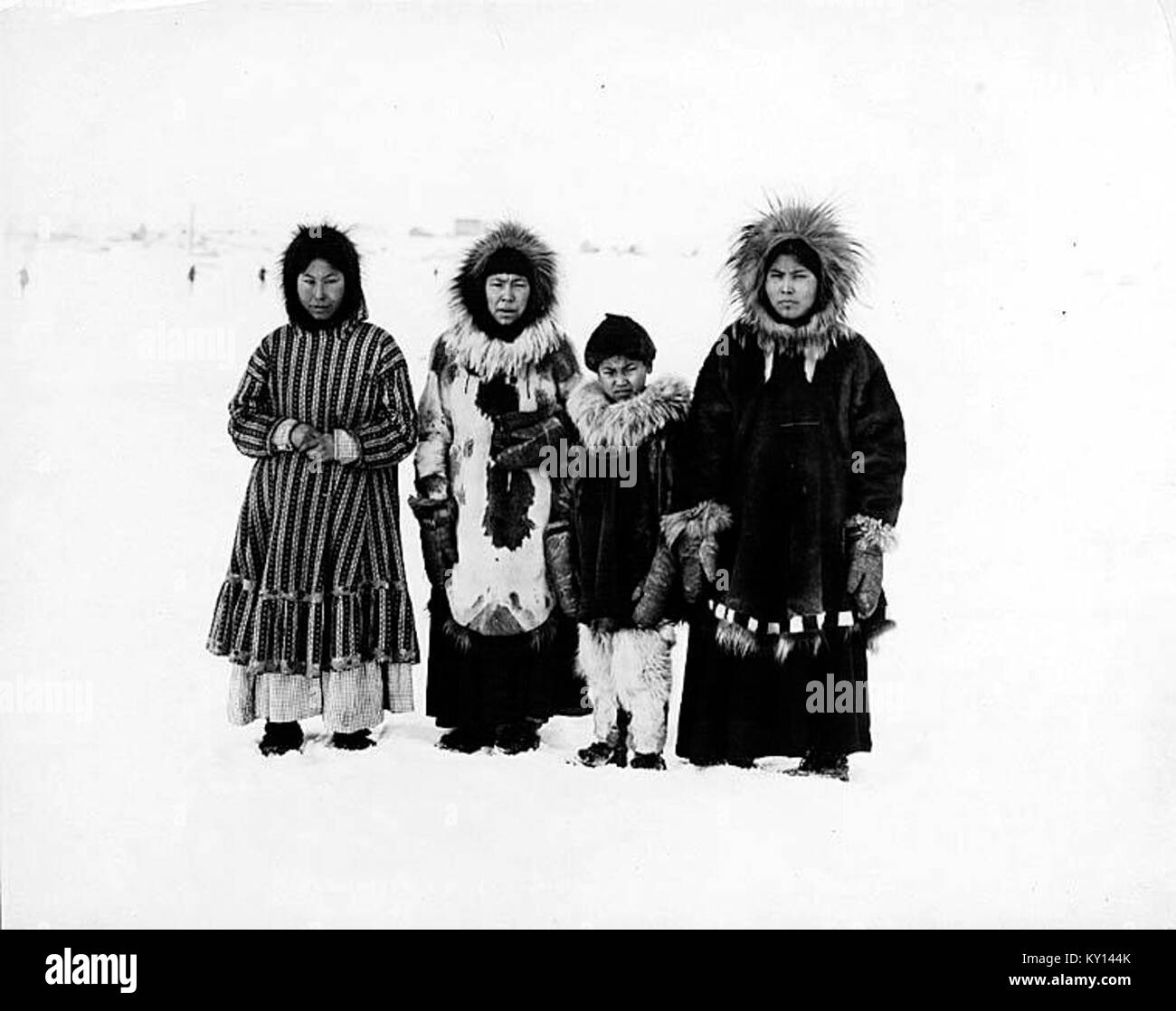 Eine Fotografie aus der Zeit um 1904, die eine Eskimo-Frau und einen Jungen zeigt, die Aspekte des traditionellen arktischen Lebens darstellen. Stockfoto