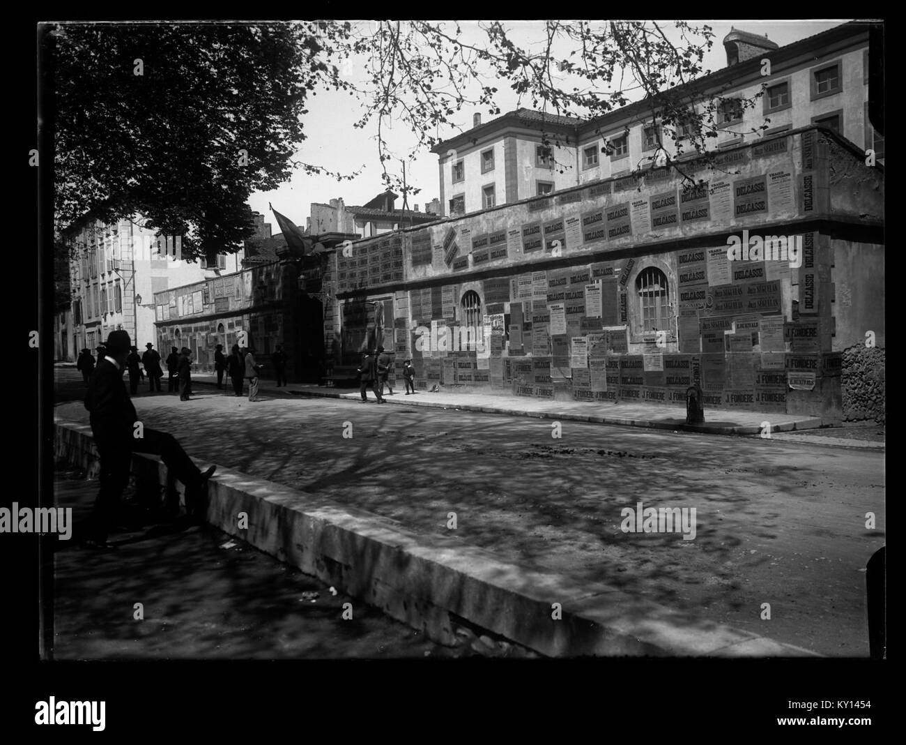 Dieses historische Bild erfasst die Wahlen in Foix, Frankreich, und hebt den politischen Prozess und den sozialen Kontext der damaligen Zeit hervor. Sie bietet einen Einblick in die französische Wahlgeschichte. Stockfoto