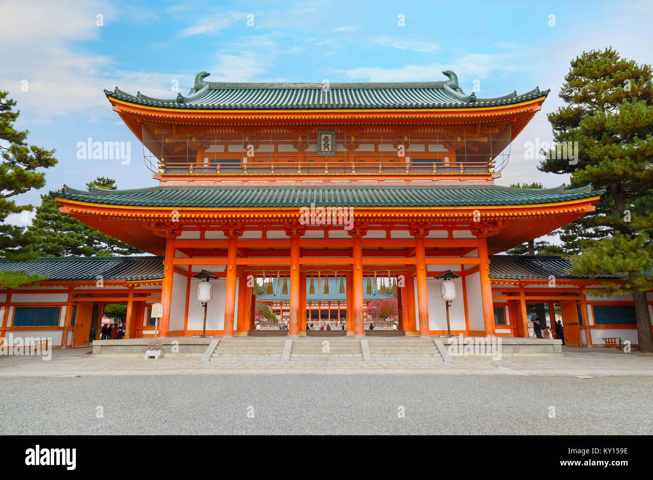 Heian-jingu Schrein in Kyoto, Japan, Kyoto, Japan - 22. NOVEMBER 2015: Heian Schrein im Jahre 1895 erbaut, auf das 1100-jährige Jubiläum von Kyoto. Empero verankert. Stockfoto