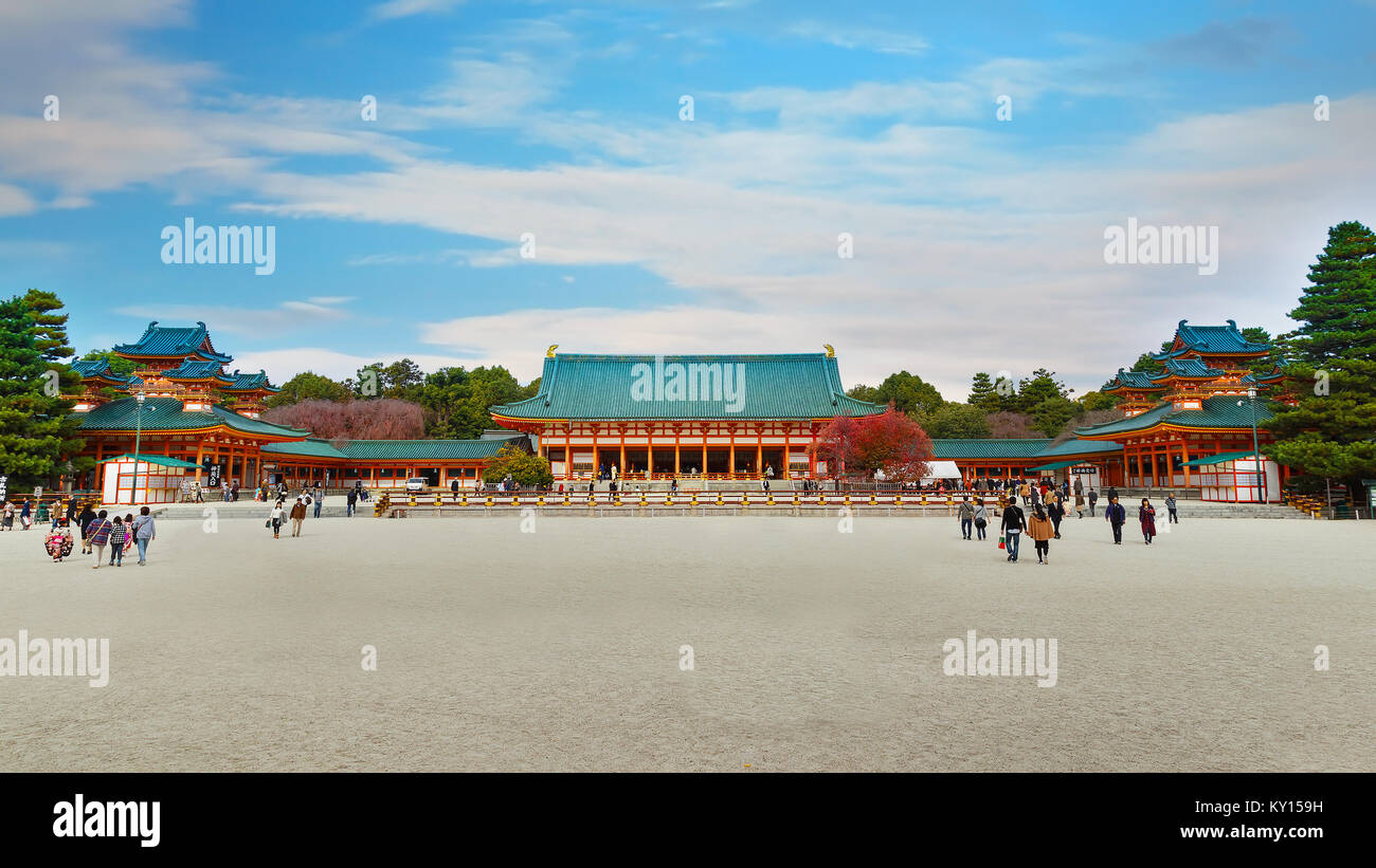 Heian-jingu Schrein in Kyoto, Japan, Kyoto, Japan - 22. NOVEMBER 2015: Heian Schrein im Jahre 1895 erbaut, auf das 1100-jährige Jubiläum von Kyoto. Empero verankert. Stockfoto