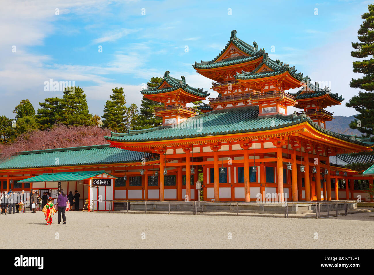 Heian-jingu Schrein in Kyoto, Japan, Kyoto, Japan - 22. NOVEMBER 2015: Heian Schrein im Jahre 1895 erbaut, auf das 1100-jährige Jubiläum von Kyoto. Empero verankert. Stockfoto