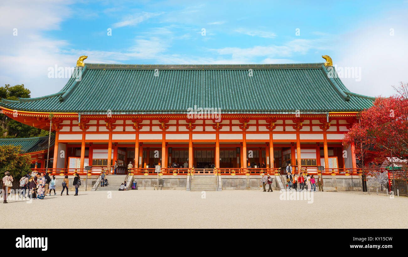 Heian-jingu Schrein in Kyoto, Japan, Kyoto, Japan - 22. NOVEMBER 2015: Heian Schrein im Jahre 1895 erbaut, auf das 1100-jährige Jubiläum von Kyoto. Empero verankert. Stockfoto