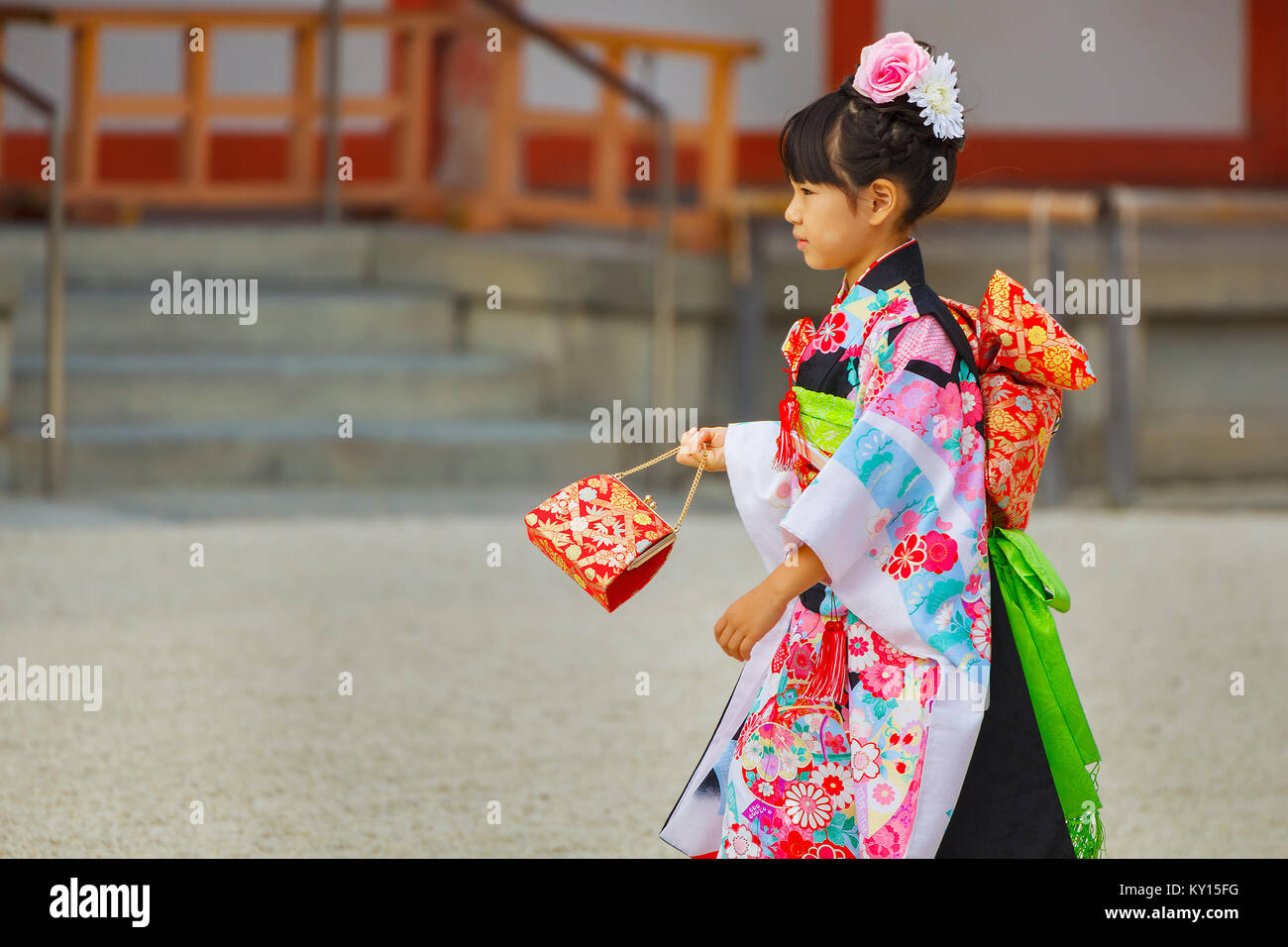 KYOTO, Japan - 22. NOVEMBER 2015: Shichi-go-san, ein traditionellen Ritus der Passage und Festival Tag in Japan für 3- und 7-jährigen Mädchen und 3- und 5-Jahres-ol Stockfoto