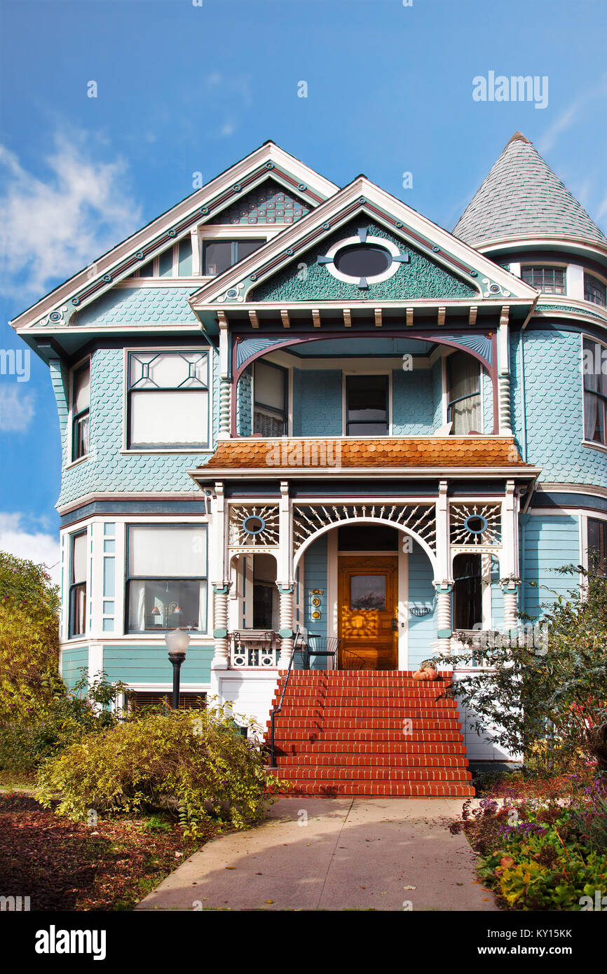 Viktorianisches Haus in Hellblau mit weißen Lebkuchenordnung. Queen Anne Stil. Standort: San Francisco Bay Area, Alameda Stockfoto