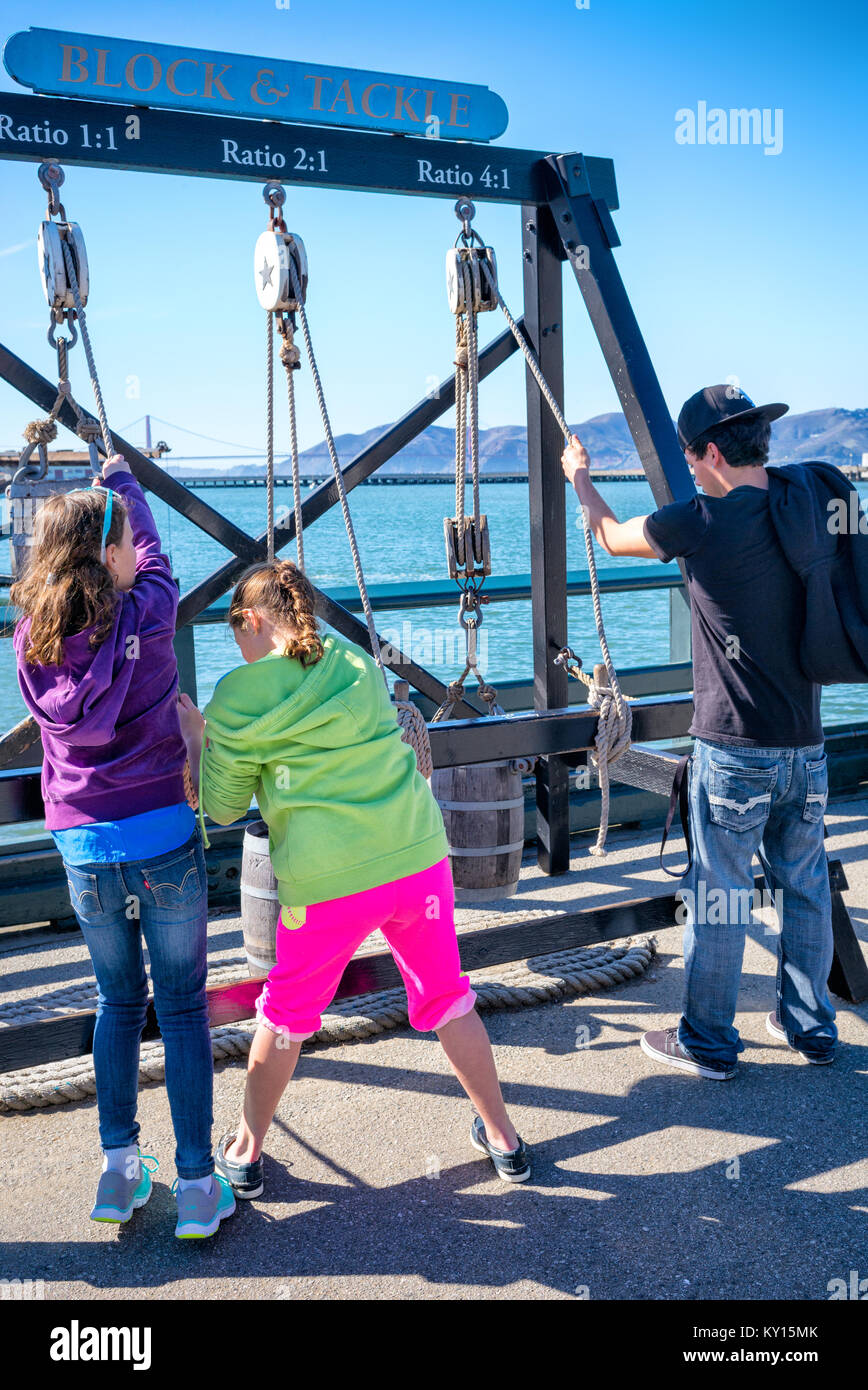 SAN FRANCISCO - Feb 22, 2014: Nicht identifizierte Kinder versuchen, pädagogischen Ausstellungen am Hyde St. Pier am Fisherman's Wharf, Teil des San Francisco Maritime Na Stockfoto