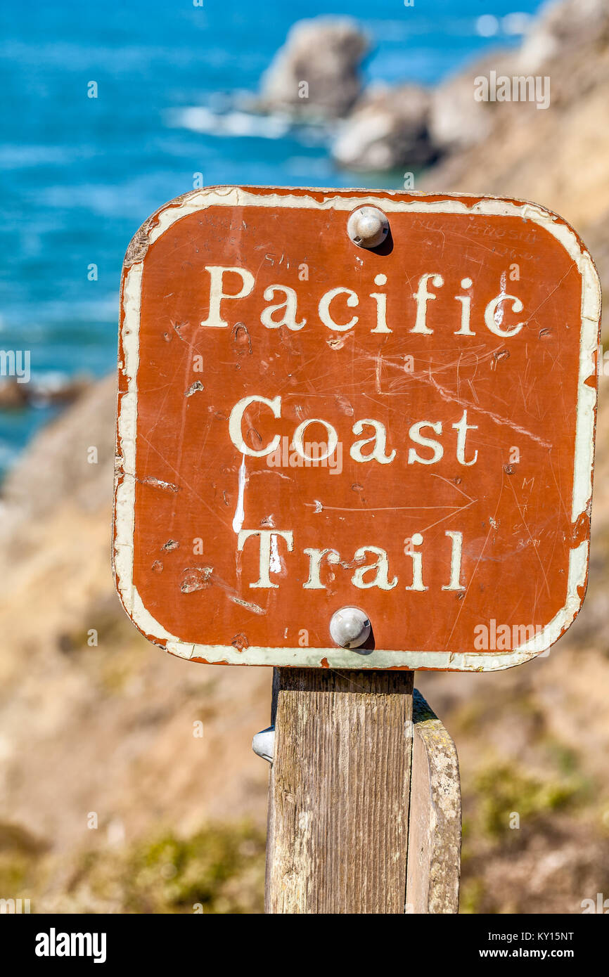 Schild für die Pacific Coast Trail in Nordkalifornien. Vertikale Stockfoto