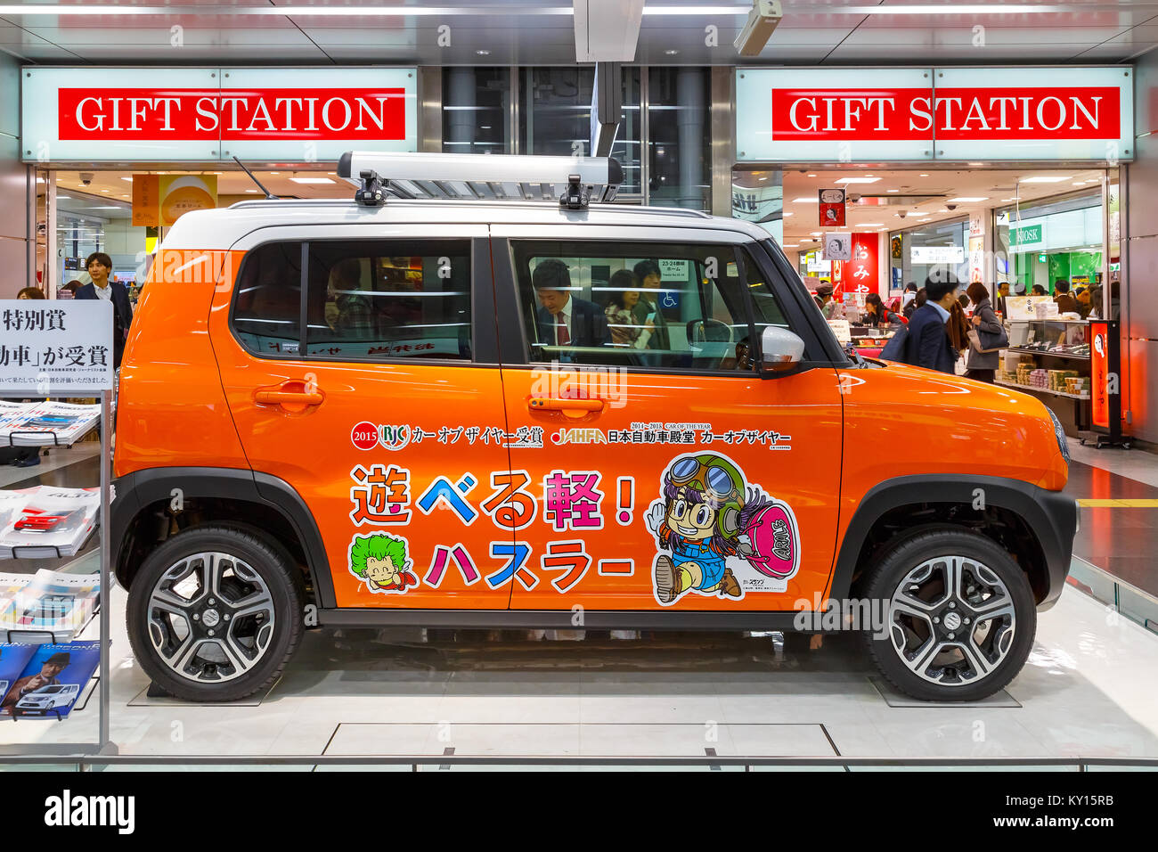 OSAKA, Japan - 22. NOVEMBER 2015: Suzuki Hustler - ein kompaktes SUV, RJC (Die Automobilindustrie Forscher und Journalisten "Konferenz der Japan) Auto des Ja Stockfoto