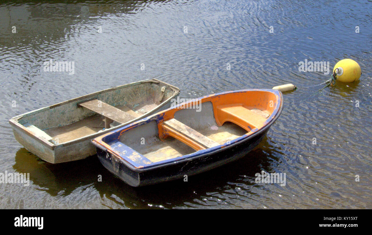 Bunte Beiboot kleine Boote gemächlich Schwimmende gebunden zu Gelb Blau loch See Boje Stockfoto