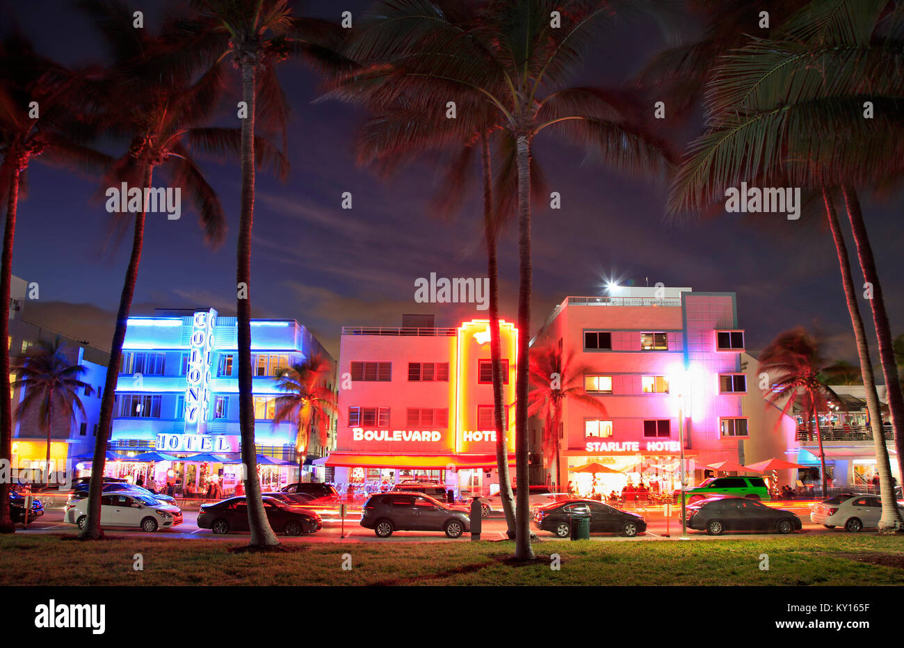 Ocean Drive Art-Deco-Gebäude leuchtet in der Dämmerung in Miami Beach Stockfoto