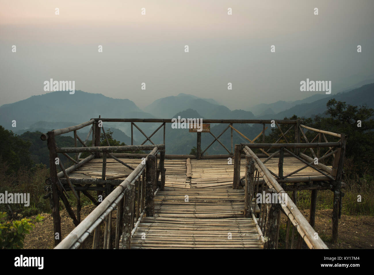 Sonnenaufgang über den Bergen in Thailand und schwelgt Rauch von Waldbränden und Smog in der Nähe von Chiang Mai Stockfoto