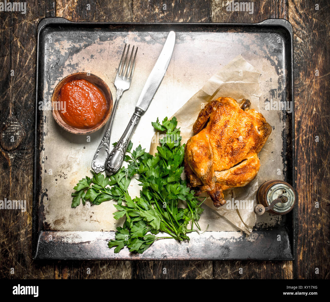 Fried Chicken auf ein Fach auf einer hölzernen Tisch. Stockfoto