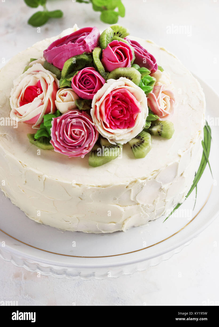 Geburtstag Kuchen mit Blumen Rose auf weißem Hintergrund Stockfoto
