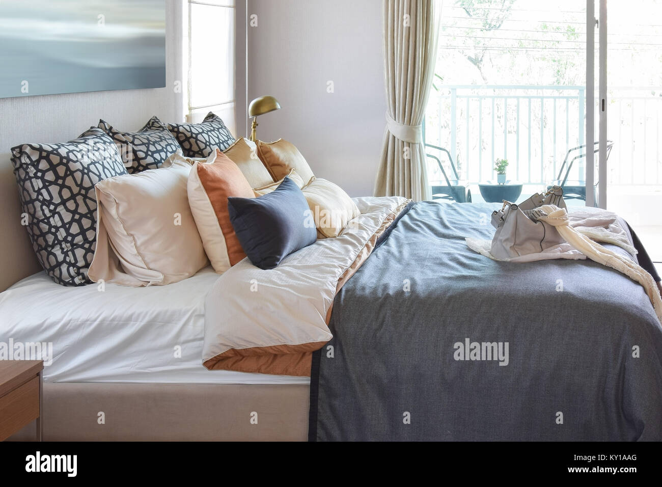 Modernes Schlafzimmer Innenraum mit Vintage Handtasche auf dem Bett Stockfoto