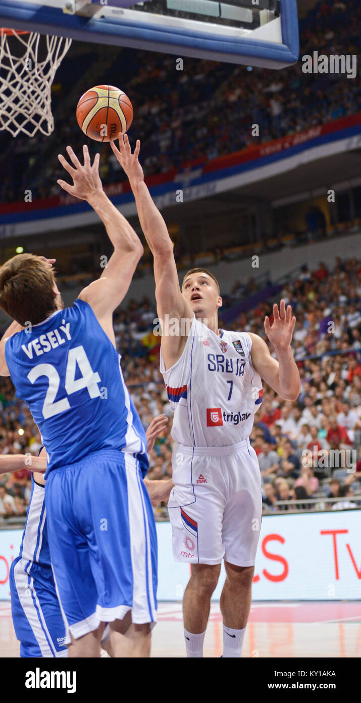 Bogdan Bogdanovic (Serbien Basketball Nationalmannschaft) erzielte gegen Jan Vesely (Tschechische Republik). FIBA OQT Tournament Belgrad 2016 Stockfoto