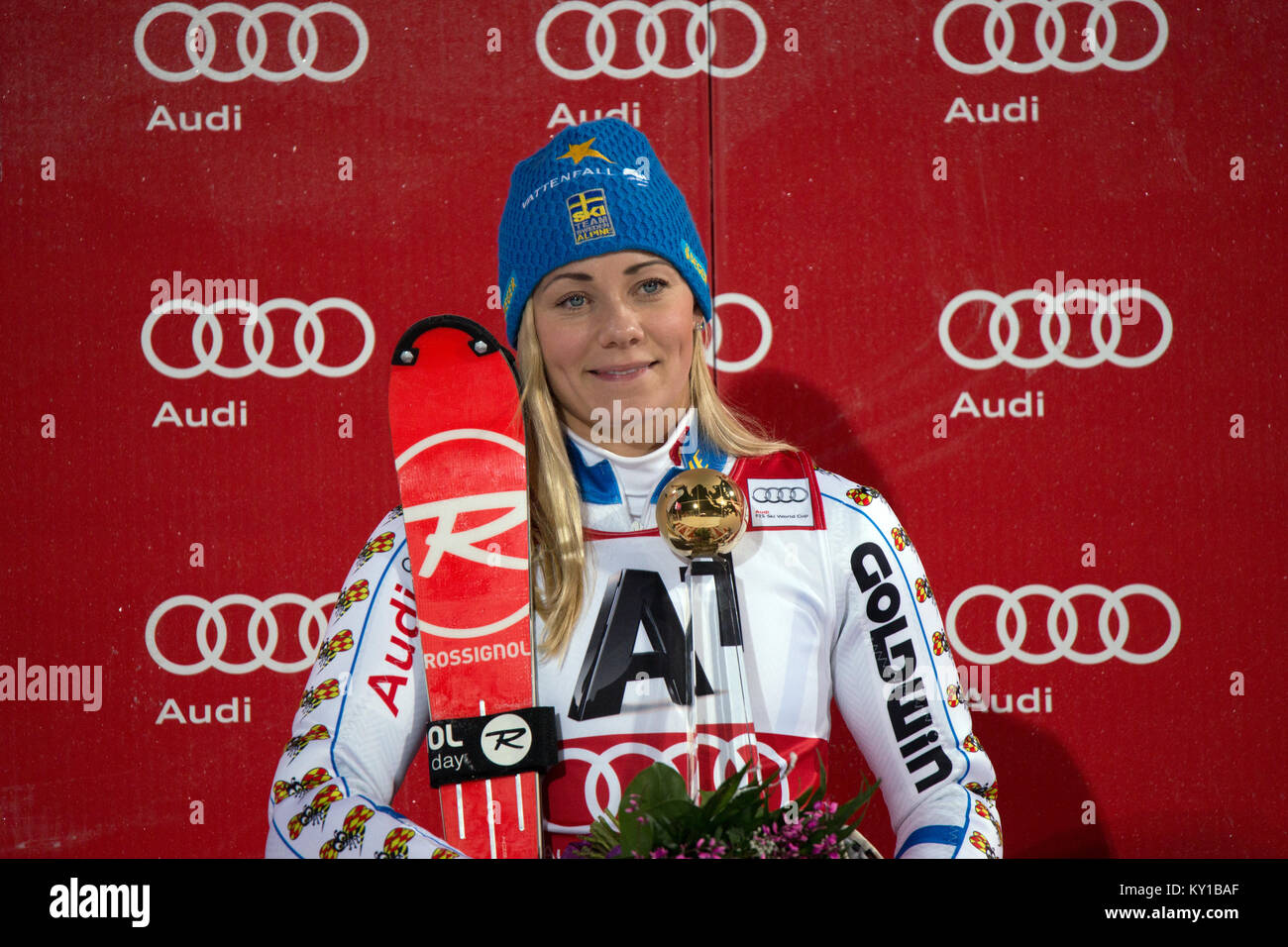 Frida Hansdotter von Schweden ist die Nummer Eins auf dem Podium nach dem Gewinn der Ladies Night Slalom des AUDI FIS Weltcup in Flachau, Österreich inszeniert. Photo Credit: Christoph Oberschneider. Stockfoto