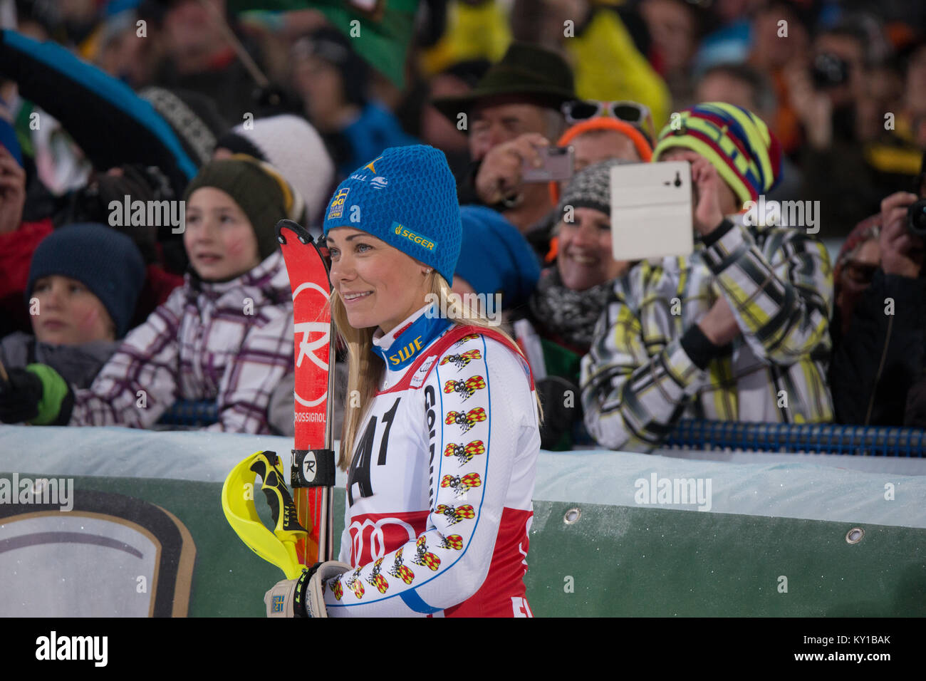 Frida Hansdotter Schweden Lächeln nach dem Gewinn der Ladies Night Slalom des AUDI FIS Weltcup in Flachau, Österreich inszeniert. Photo Credit: Christoph Oberschneider. Stockfoto