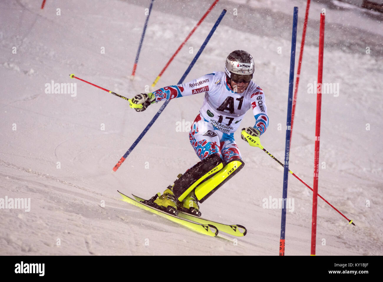 Julien Lizerous (17) aus Frankreich Rennen auf der Planai Kurs während seinem ersten Lauf der Männer Slalom am AUDI FIS Weltcup in Schladming. Photo Credit: Christoph Oberschneider. Stockfoto