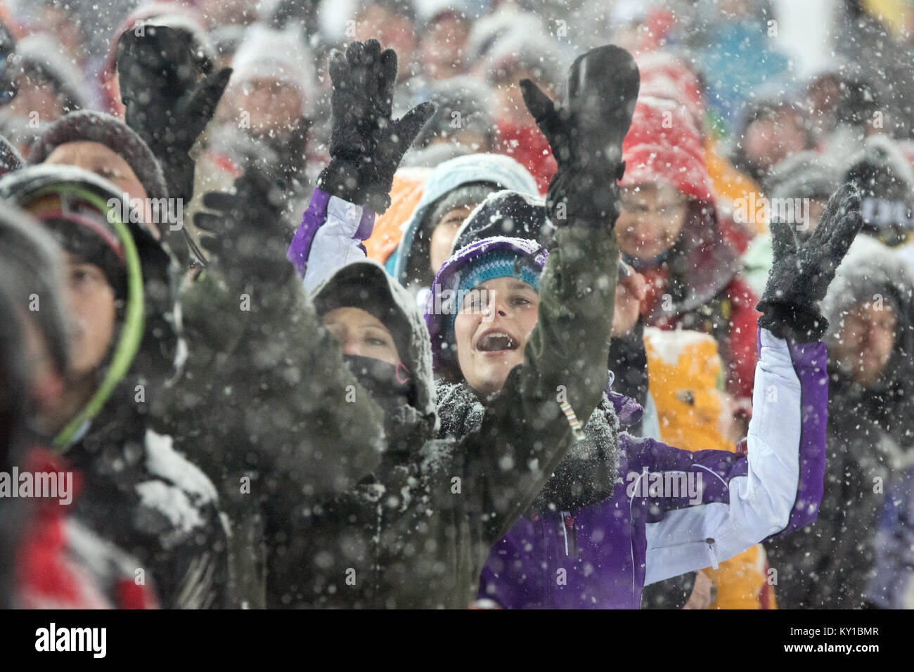 Die Zuschauer Spaß haben und jubeln für die Skifahrer am Slalom der Herren Weltcup Rennen in Schladming. Photo Credit: Christoph Oberschneider. Stockfoto