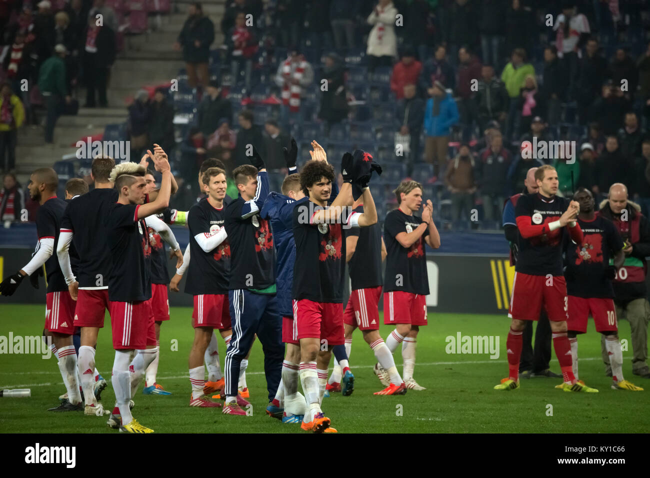 Der FC Red Bull Salzburg Spieler geht ein um der Präsidentenfamilie home Massen an der ausverkauften Red Bull Arena nach dem 3-1 home Über die niederländischen Meister Ajax Amsterdam gewinnen. Gonzales Foto/Christoph Oberschneider Stockfoto