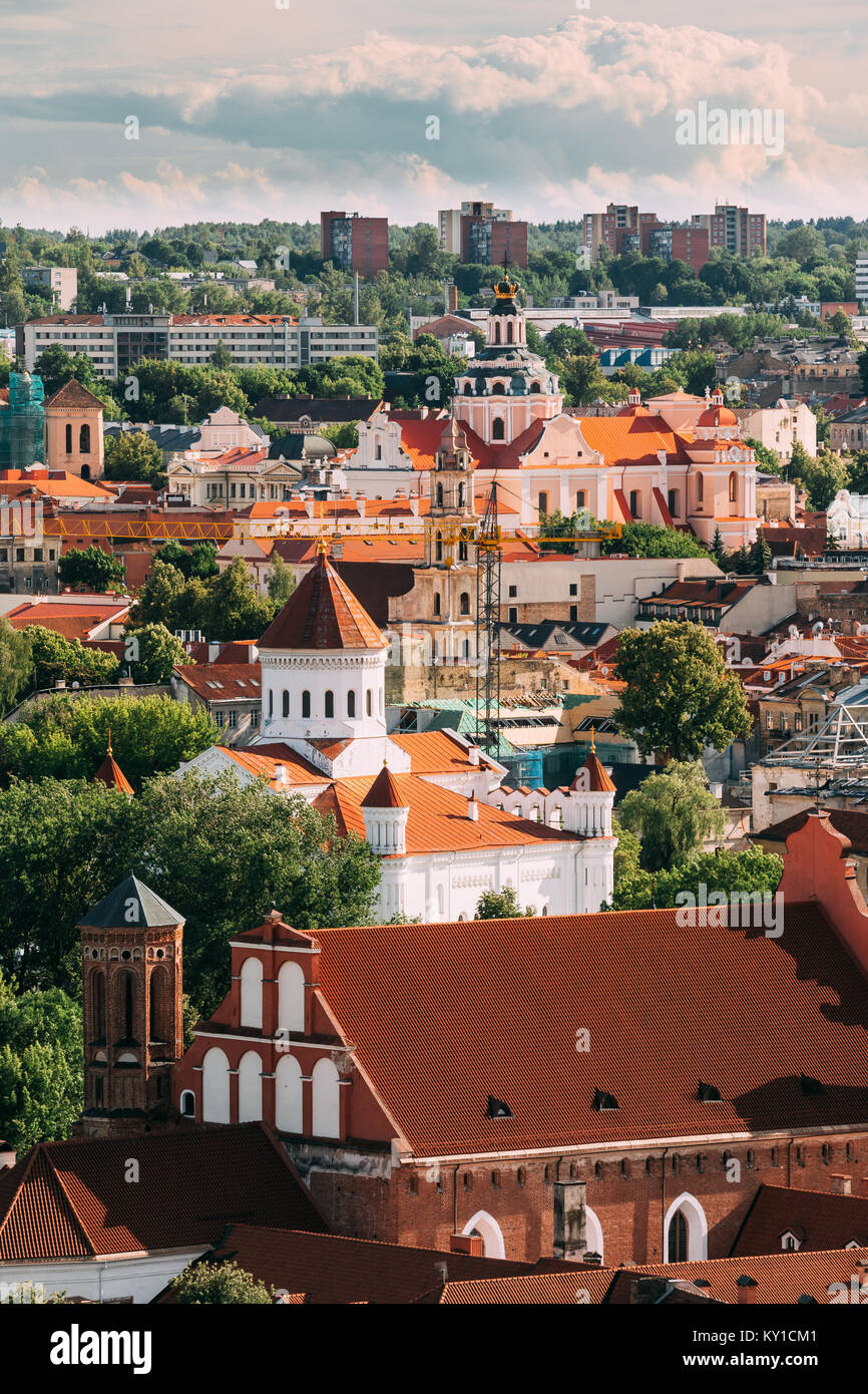 Vilnius, Litauen. Blick auf die Kirche von St. Kasimir, Kirche der Seligen Jungfrau Maria vom Trost, Kathedrale der Theotokos, Kirche des Hl. Franziskus und der Hl. Stockfoto