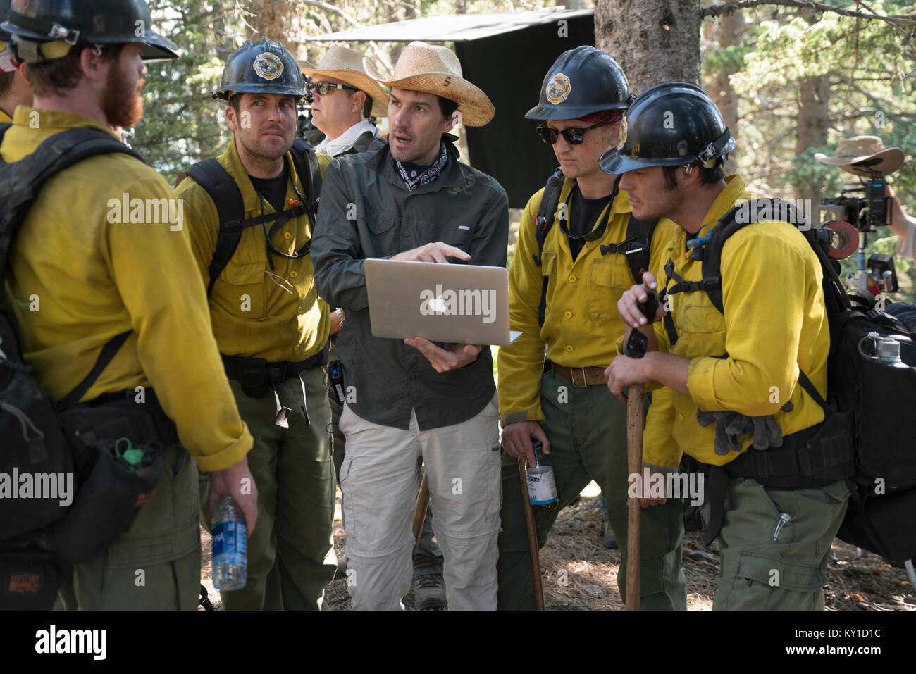 Erscheinungsdatum: Oktober 20, 2017 TITEL: Nur die Tapferen Studio: Columbia Pictures Regie: Joseph Kosinski PLOT: ein Drama auf die Elite Crew der Feuerwehrleute aus Prescott, Arizona, ein wildfire in Yarnell, AZ im Juni 2013 kämpfte, die das Leben von 19 ihrer Mitglieder beansprucht. STARRING: Regisseur Joseph Kosinski Gespräche mit Meilen TELLER, Ryan, BOSCH, Kenny MILLER, RYAN JASON COOK, MICHAEL MCNULTY, NICHOLAS JENKS am Set. (Bild: © Columbia Pictures/Entertainment Bilder) Stockfoto