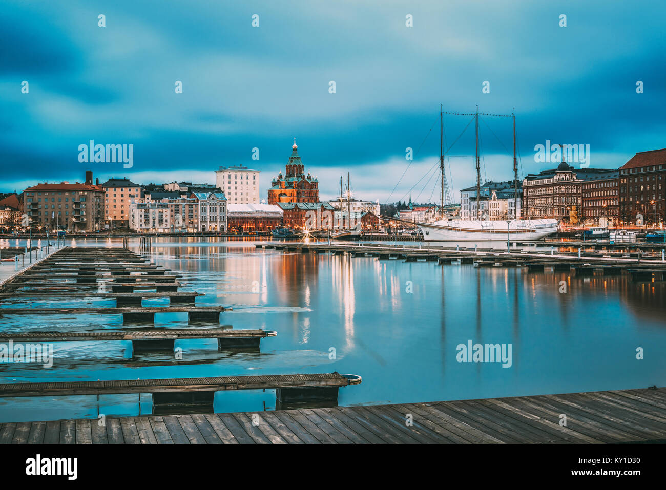 Helsinki, Finnland. Blick auf die Stadt und am Abend Uspenski Kathedrale von Pier. Stockfoto