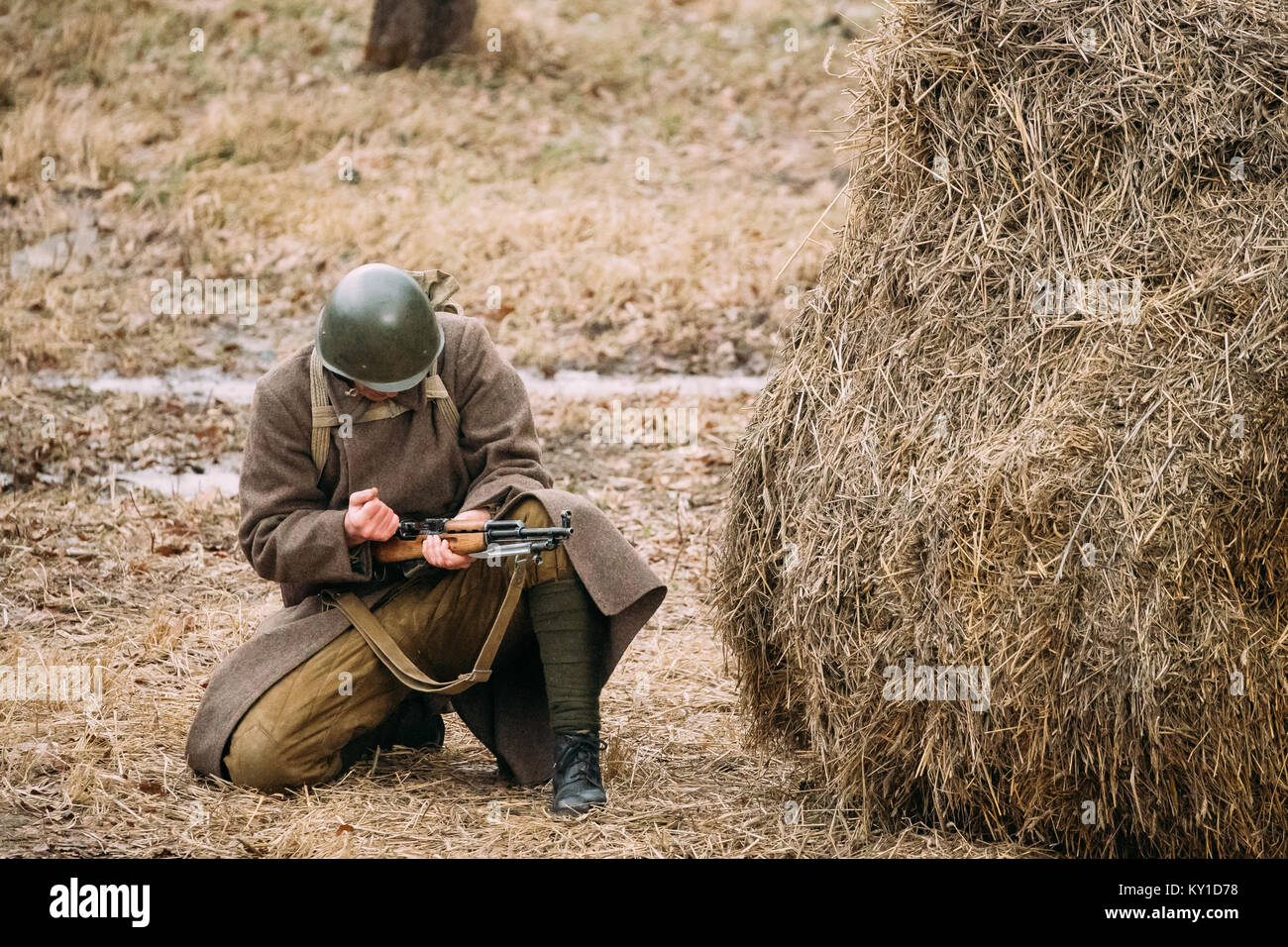 Re-Enactor gekleidet, wie Russische Sowjetische Infanterie Soldat des Zweiten Weltkriegs Nachladen Gewehr Waffe. Stockfoto