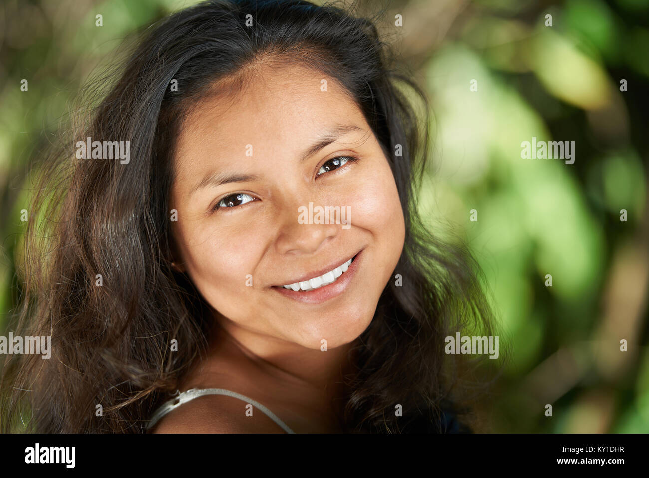 Portrait von Mädchen ohne Make-up auf natürliche verschwommenen Hintergrund Stockfoto