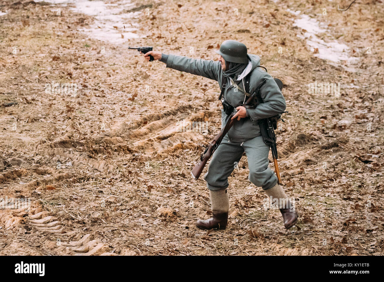 Rogachev, Belarus - Februar 25, 2017: Re-Enactor als Soldat in der deutschen Wehrmacht Infanterie WW II Schießen von Pistole gekleidet Stockfoto