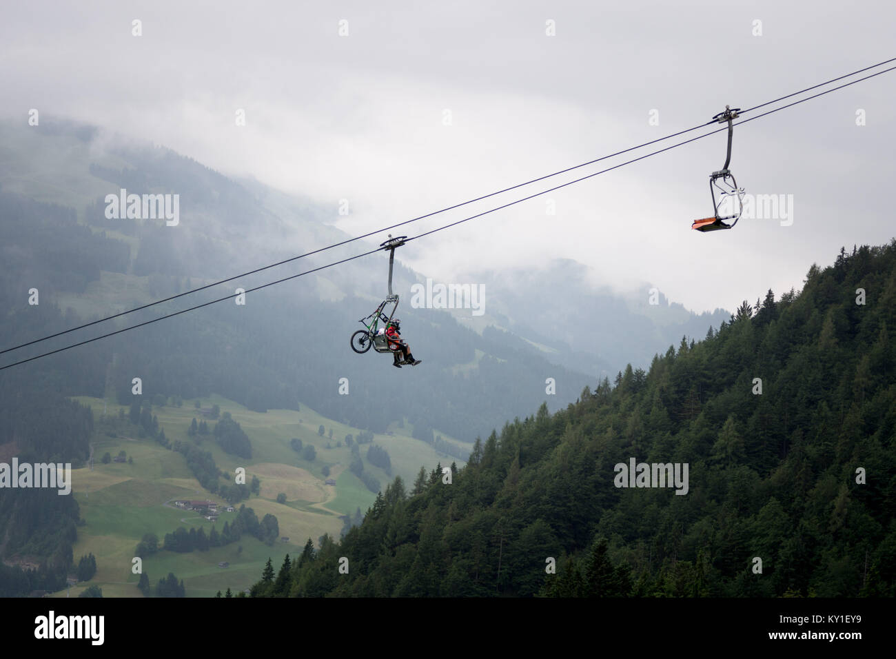 Die Landschaft ist beeindruckend in Kirchberg, Tirol, wo das heutige Rennen fand der spezialisierten - SRAM Enduro Serie in Österreich. Gonzales Foto/Christoph Oberschneider. Stockfoto