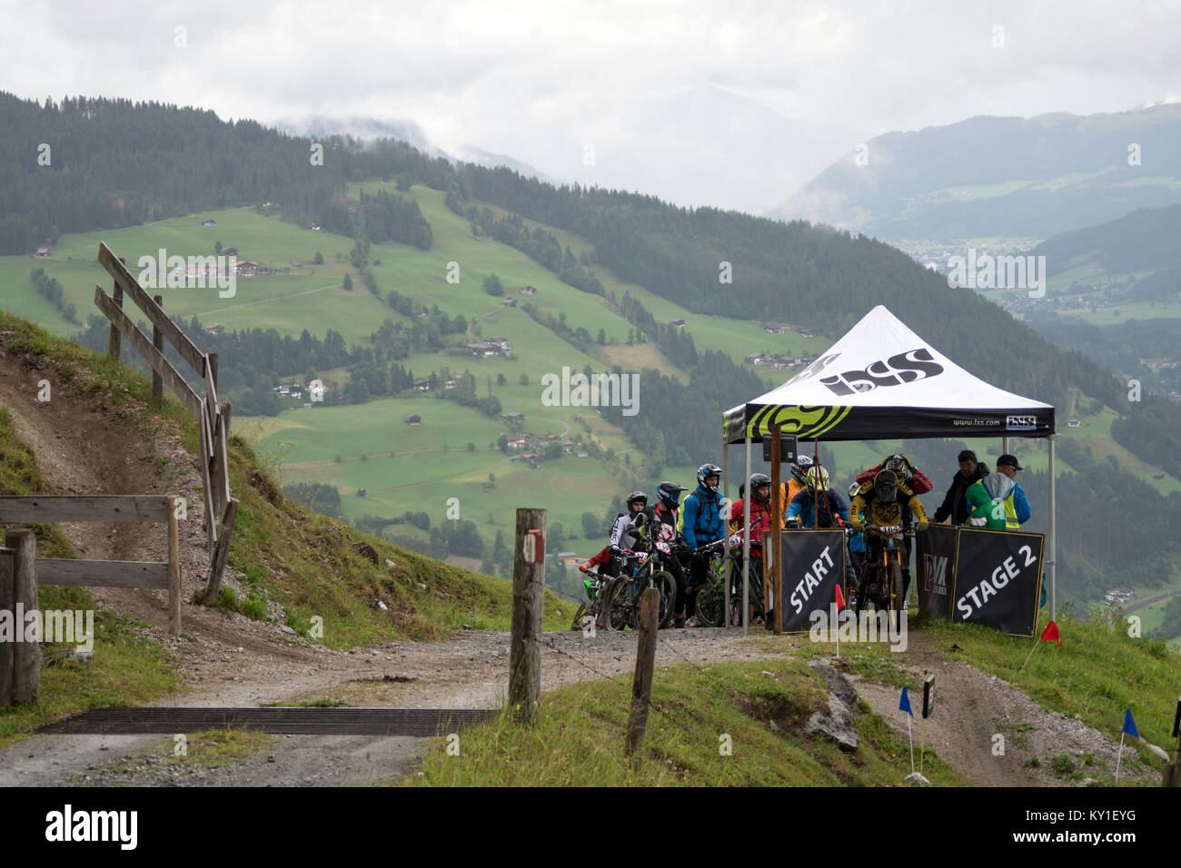 Die Landschaft ist beeindruckend in Kirchberg, Tirol, wo das heutige Rennen fand der spezialisierten - SRAM Enduro Serie in Österreich. Gonzales Foto/Christoph Oberschneider. Stockfoto