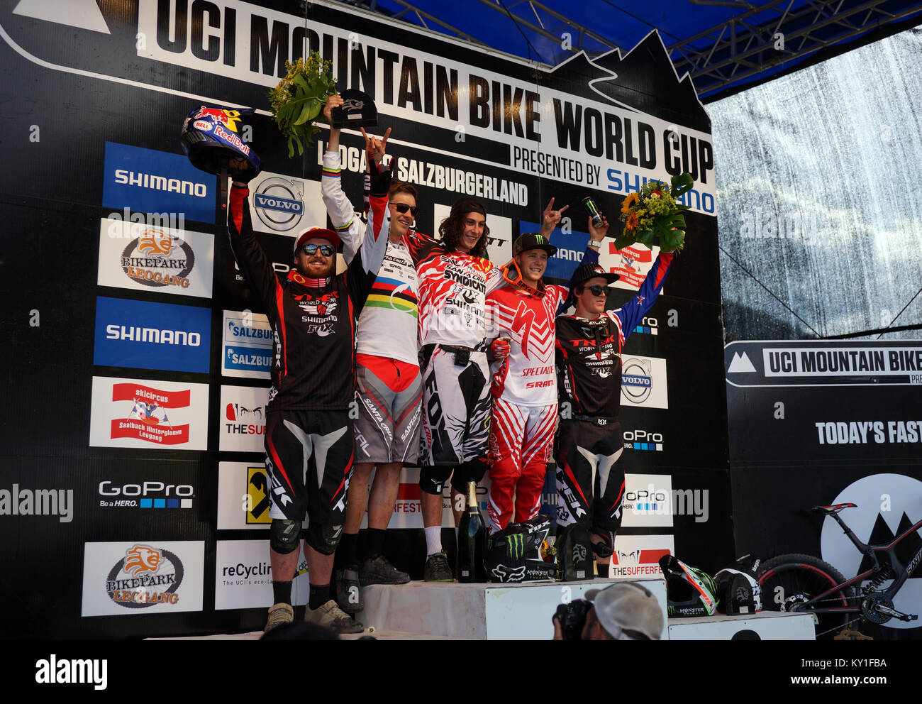 Die Gewinner der UCI MTB World Cup 4 Runde stehen zusammen auf dem Podium in Leogang. Der große Gewinner war Josh Bryceland (GBR) von Santa Cruz Syndicate. Gonzales Foto/Christoph Obeschneider. Stockfoto