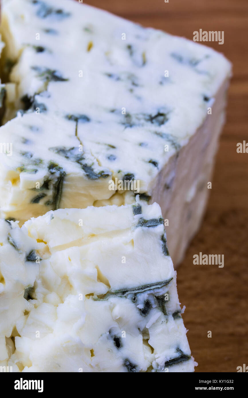 Dänische Blauschimmelkäse Nahaufnahme Makro mit Schimmel blaue Adern. Stockfoto