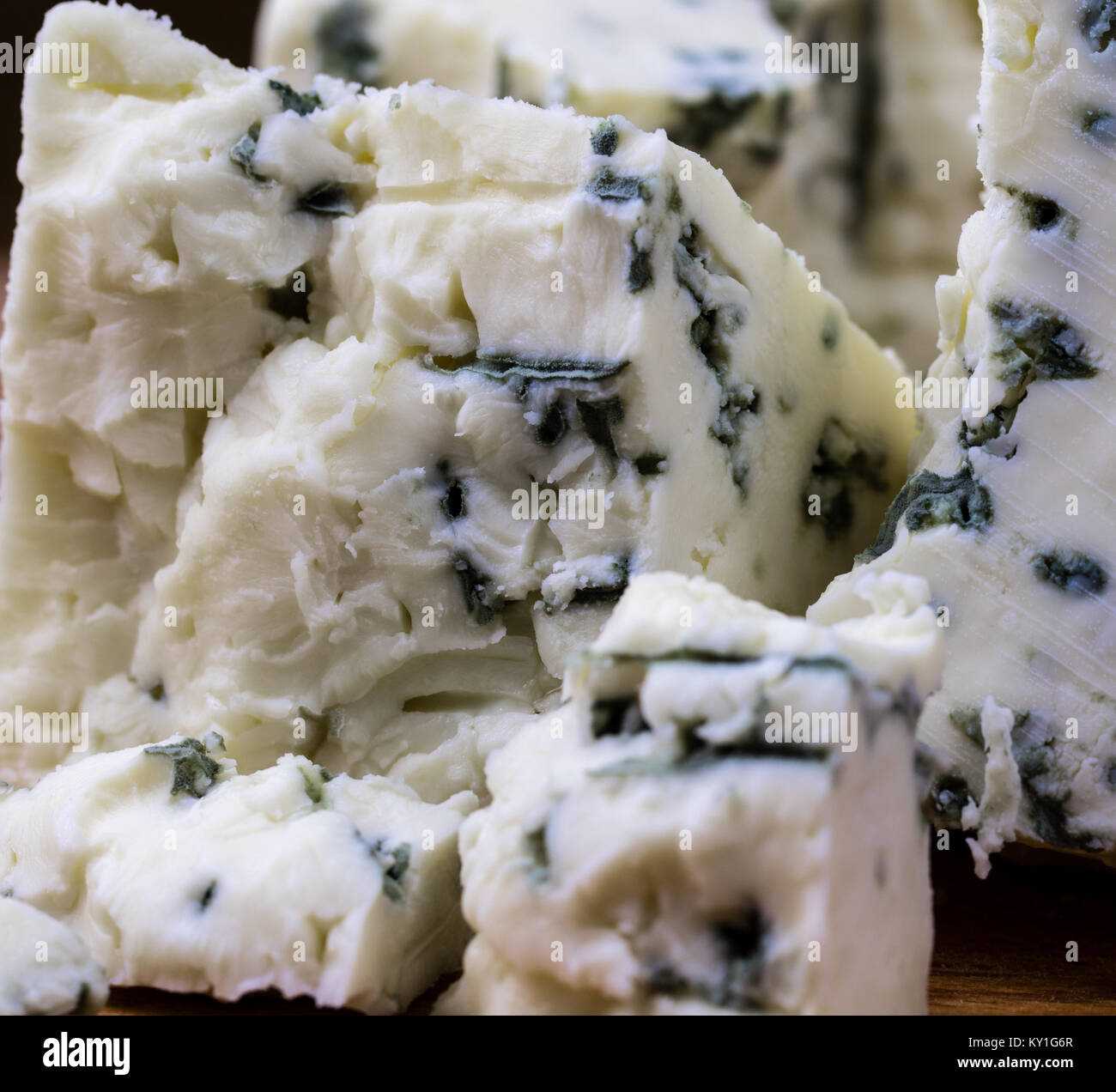 Dänische Blauschimmelkäse Nahaufnahme Makro mit Schimmel blaue Adern. Stockfoto