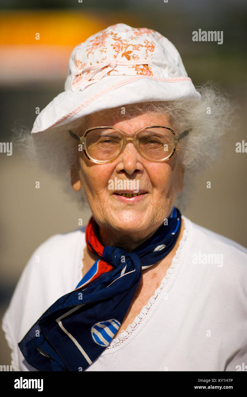 86 Jahre alte Rentnerin Frau sonnigen Porträt Stockfoto