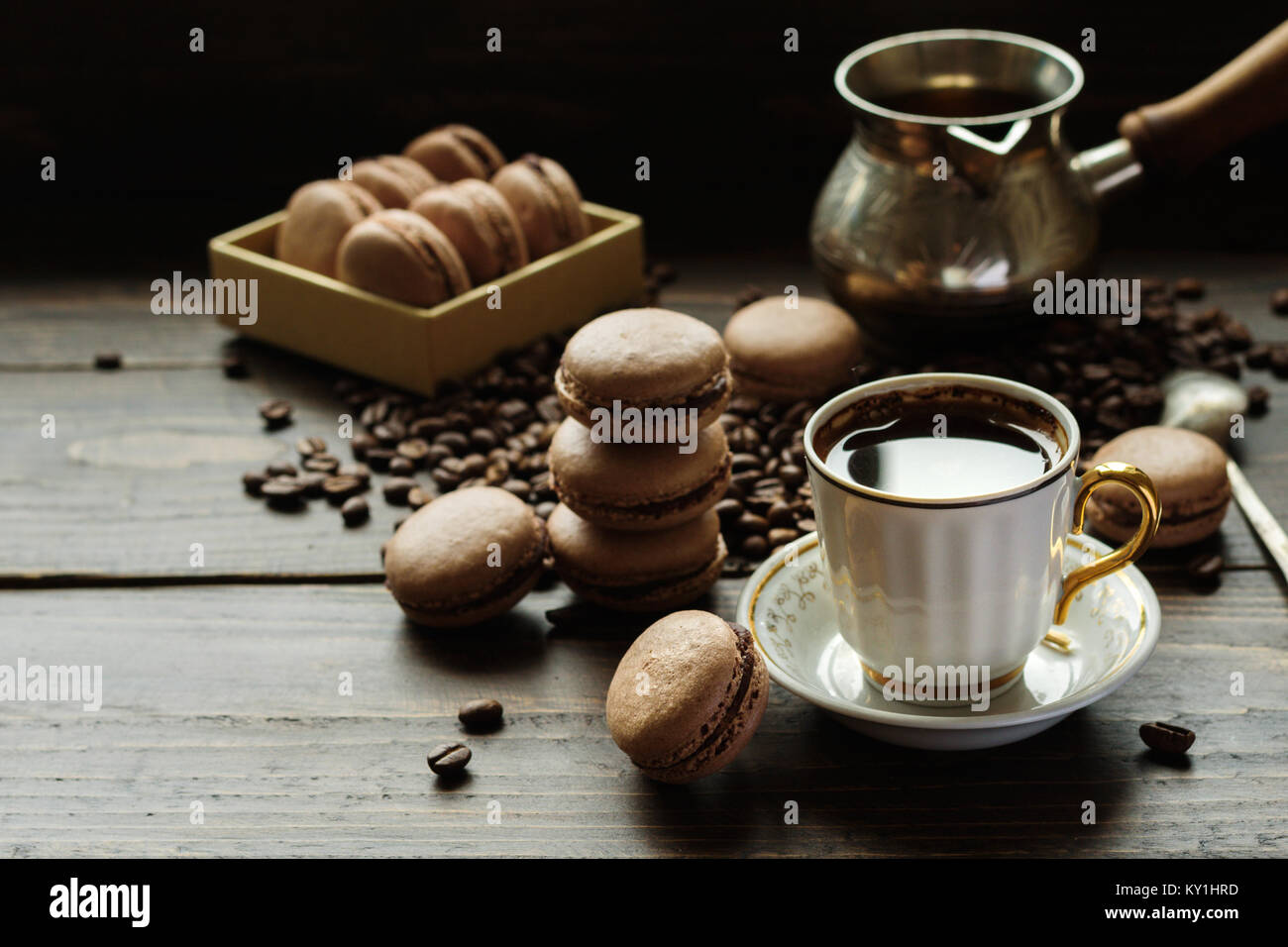 Schokolade Kakao französische Kekse macarons mit Kaffee Stockfoto