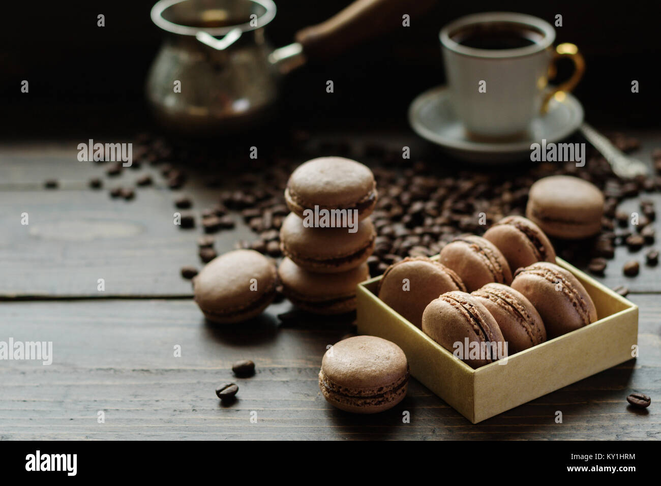 Schokolade Kakao französische Kekse macarons mit Kaffee Stockfoto