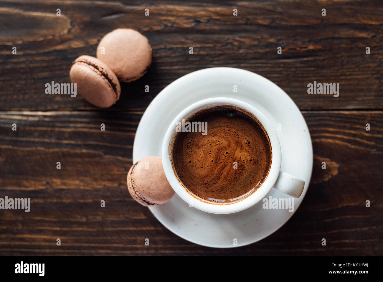 Schokolade Kakao französische Kekse macarons mit Kaffee Stockfoto