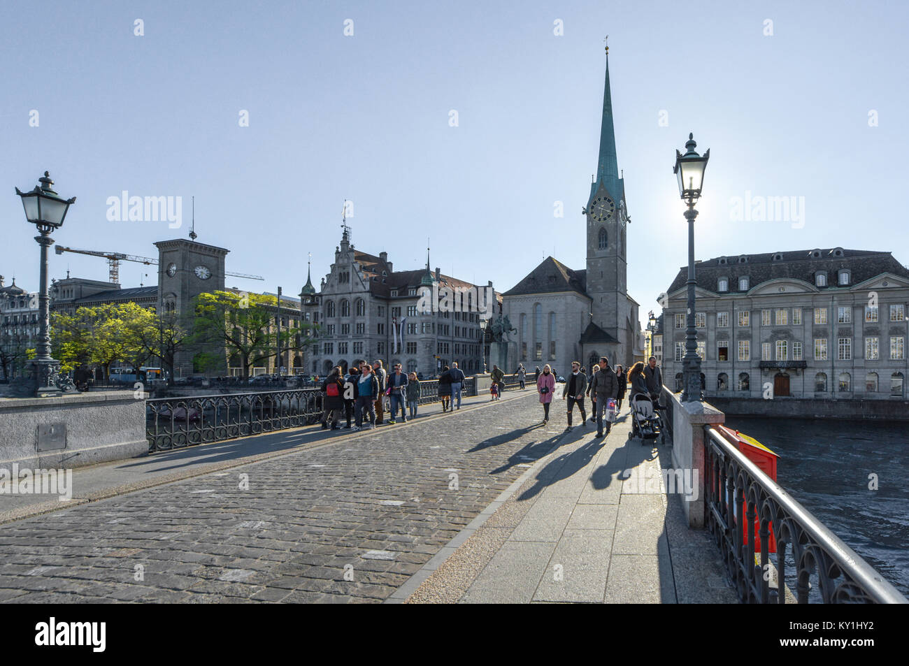 Brücke Blick auf grossmünster Cathedral. Zürich, Schweiz Stockfoto