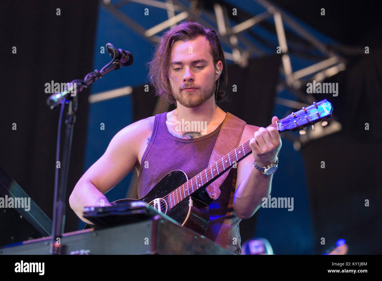 Isländischer Musiker, Sänger und Songwriter Ásgeir Trausti führt ein Live Konzert bei den Danish Music festival Roskilde Festival 2013. Dänemark, 07.07 2013. Stockfoto