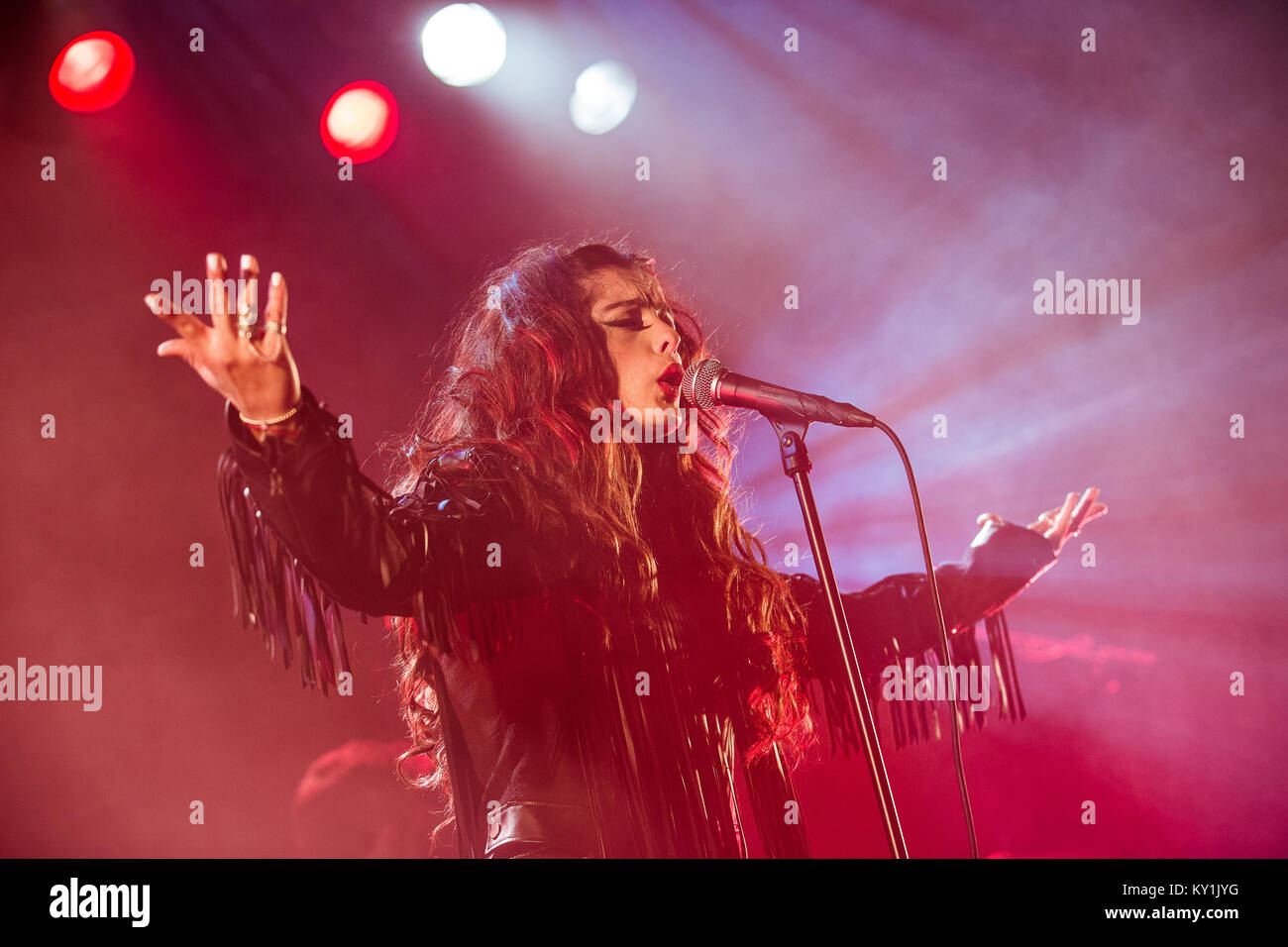 Der Amerikanische Sanger Songwriter Und Musiker Bleta Rexha Ist Besser Von Ihr Name Bebe Rexha Bekannt Und Hier Fuhrt Ein Live Konzert Im Parkteatret In Oslo Rexha Ist Auch Fur Ihre Zusammenarbeit