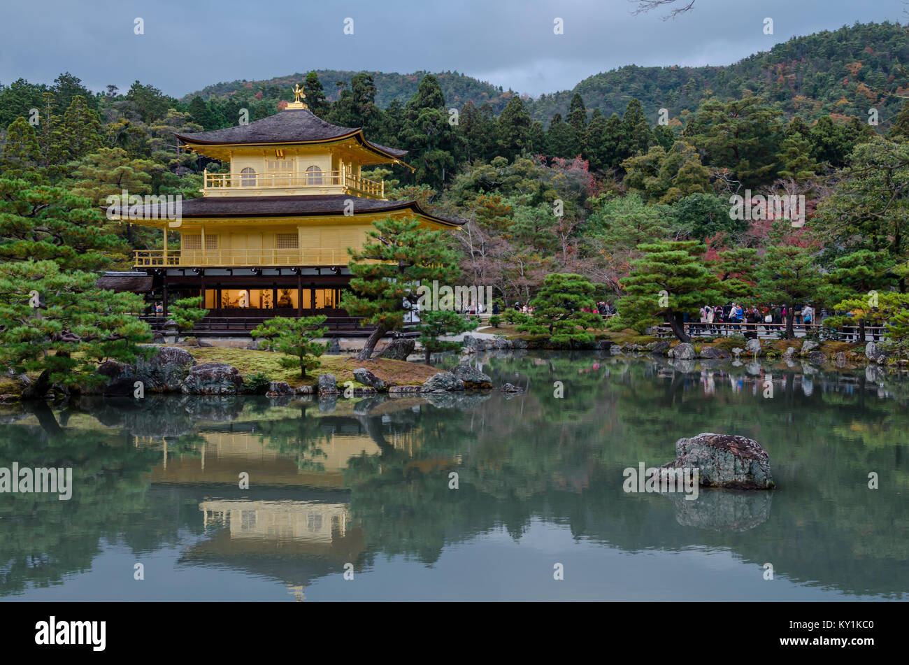 Kinkaku-ji, offiziell genannten Rokuon-ji, ist ein Zen-buddhistischen Tempel in Kyoto, Japan. Es ist eines der beliebtesten Gebäude in Japan. Stockfoto