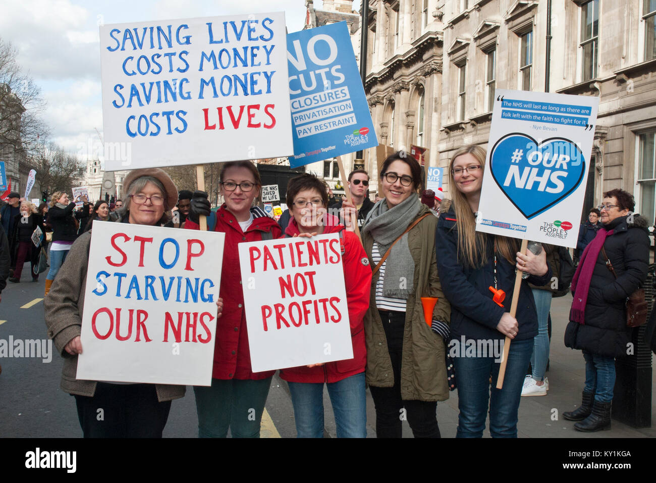 Lebendige Demonstration mit fünf lächelnde Frauen mit top Plakate "Hungernde unser NHS'' Patienten nicht, Gewinne '''Keine Schnitte' aving Geld kostet Leben" London Stockfoto