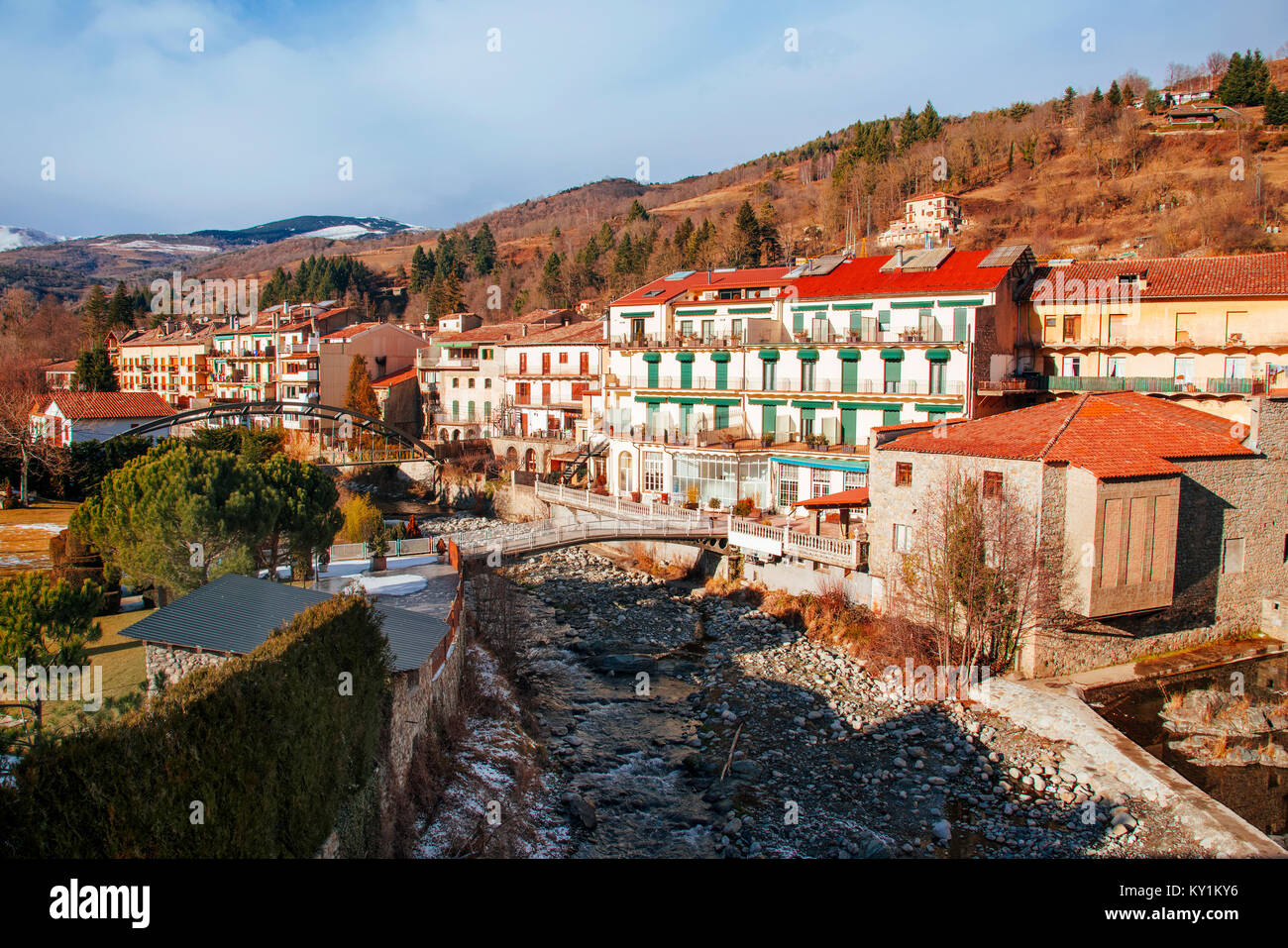 Ein Blick auf die Ter Fluss durch Camprodon, in Katalonien, Spanien Stockfoto